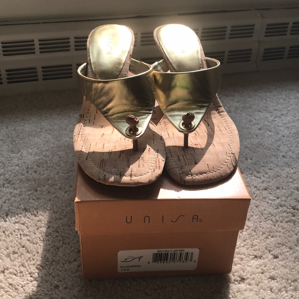 NWT gold leather summer sandal with small heel